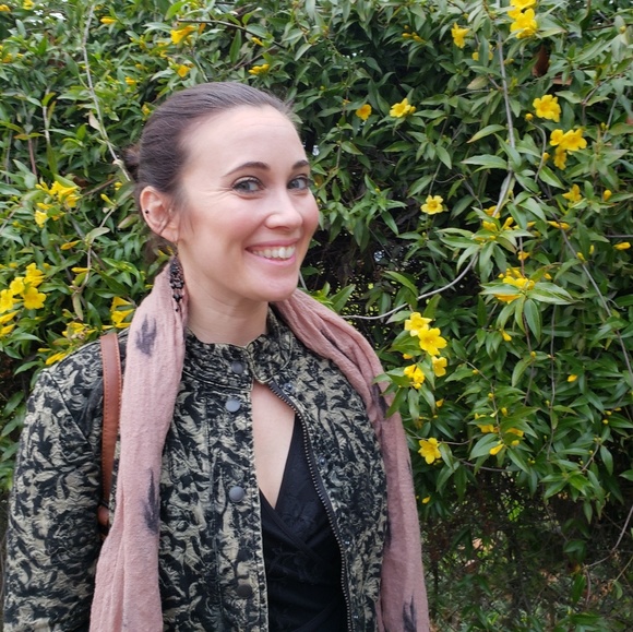 Meet your Posher, Lori - Picture 2 of 6